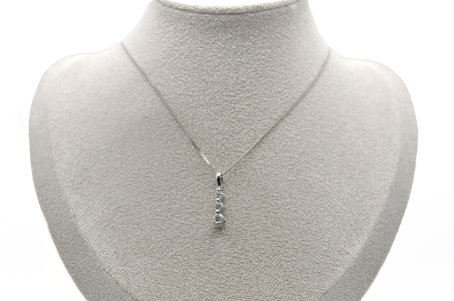White Gold 3 Round Diamonds Pendant/Necklace