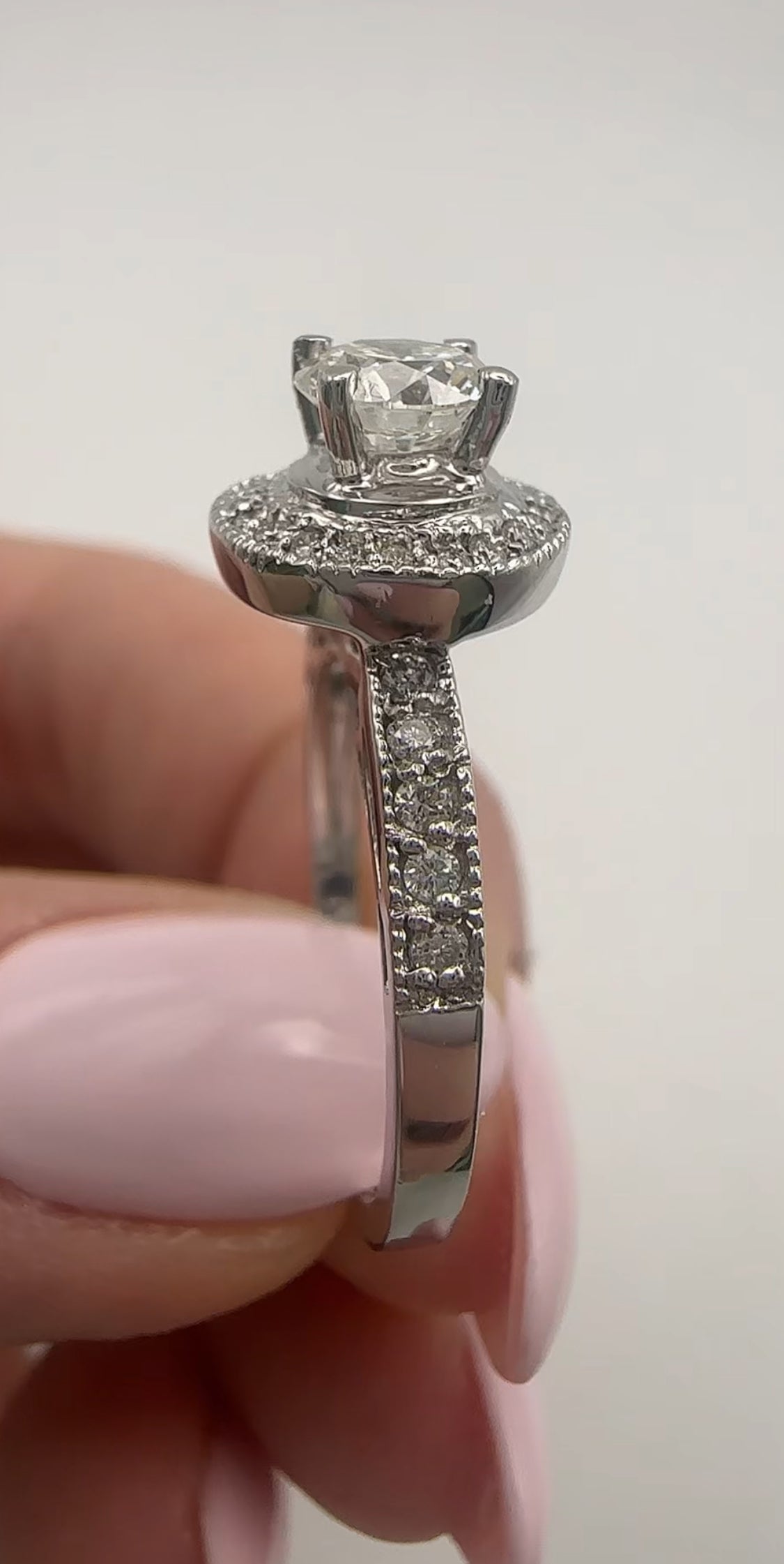 Round Brilliant Engagement Ring with Halo 14k White Gold