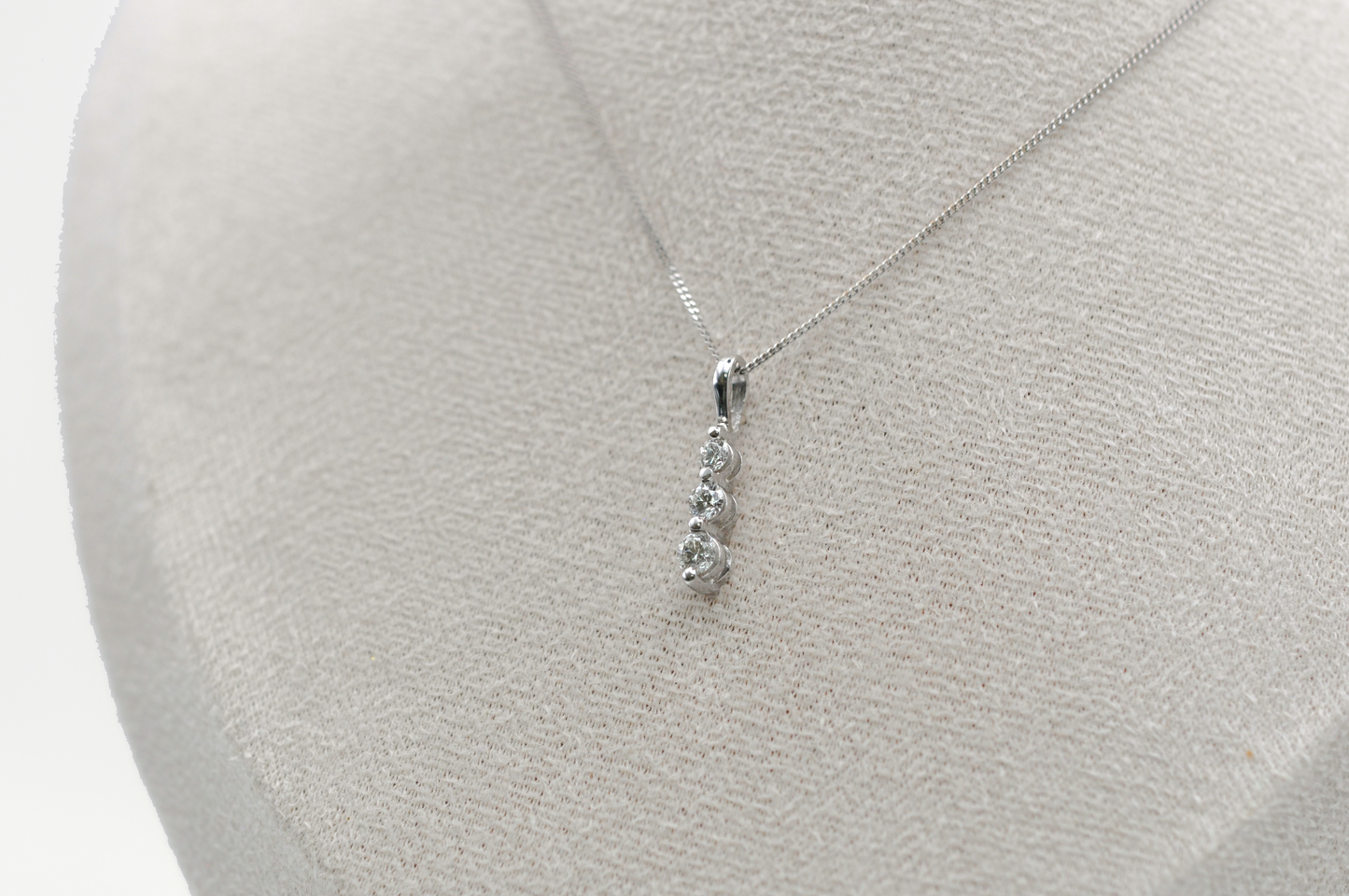 White Gold 3 Round Diamonds Pendant/Necklace